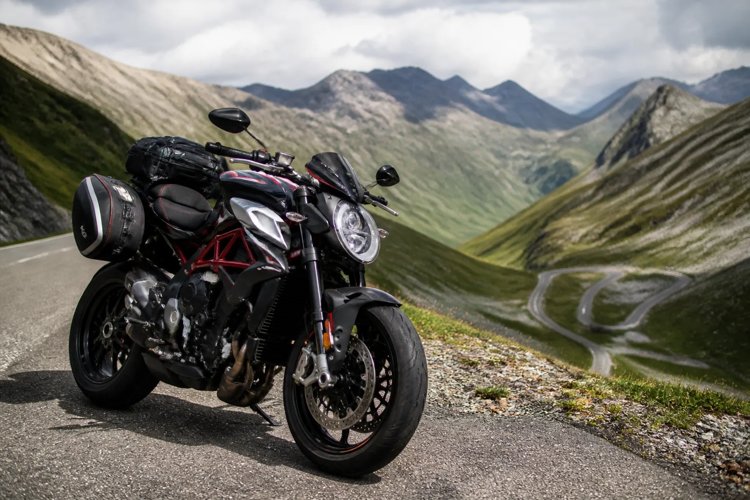 Naked motor túrázás MV Agusta Brutaléval